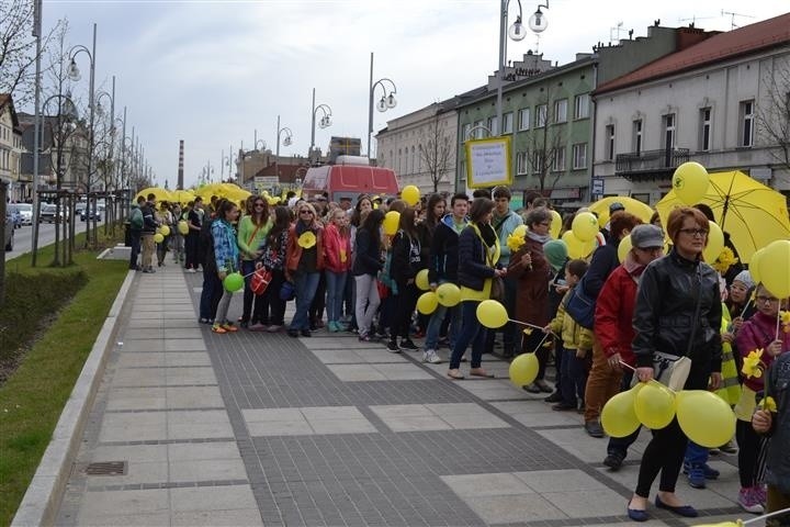 Uczestnicy ubrani byli w kolorowe elementy. Dominowały...