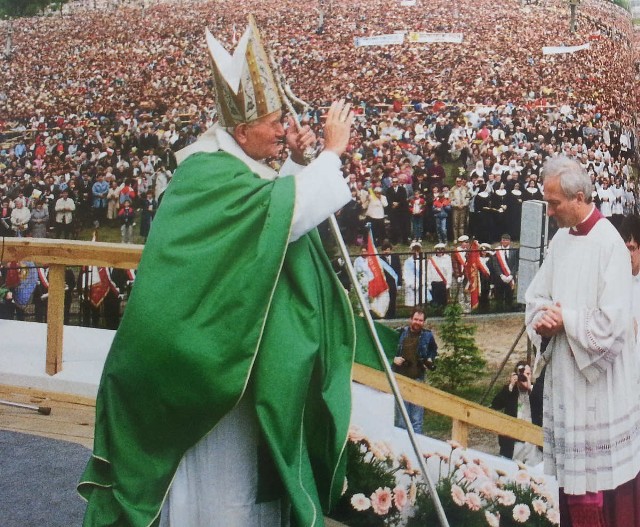 Plac w Rzeszowie, na którym milionowy tłum słuchał słów papieża Jana Pawła II 2 czerwca 1991 roku