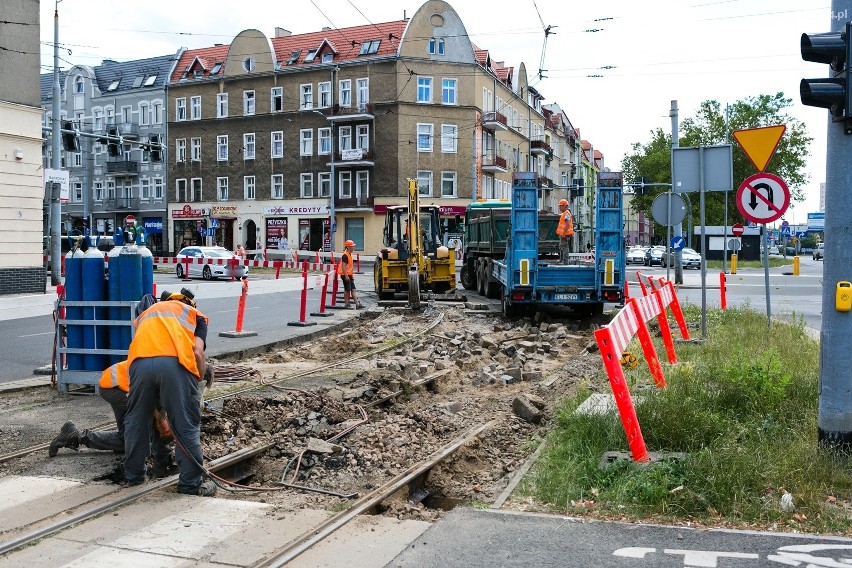 Remont torowiska na ul. Krzywoustego i al. Bohaterów Warszawy w Szczecinie. Uwaga! Duże zmiany [ZDJĘCIA]