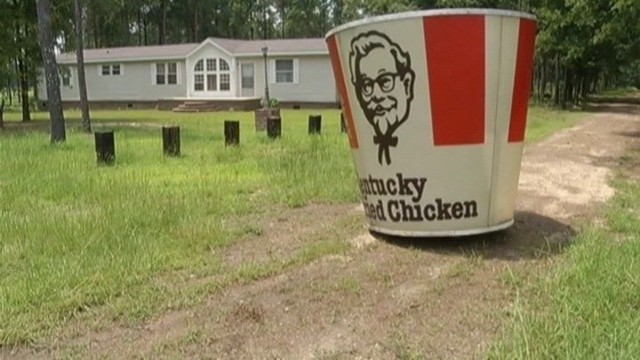 Gigantyczny kubełek KFC stanął w przydomowym ogródku (FILM)Gigantyczny kubełek KFC stanął w przydomowym ogródku (FILM)