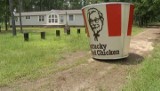 Gigantyczny kubełek KFC stanął w przydomowym ogródku (FILM)