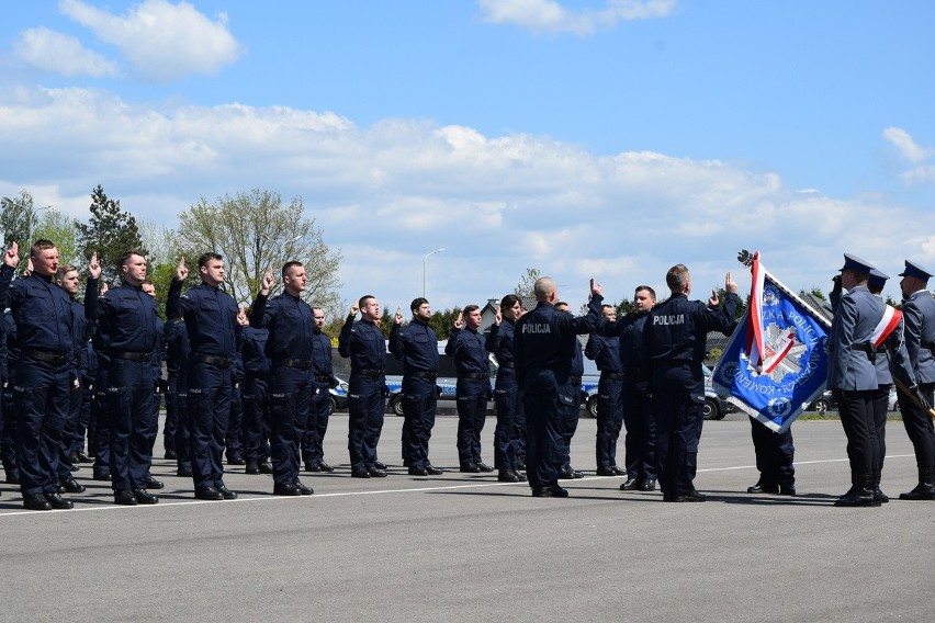 78 nowych funkcjonariuszy wzmocniło szeregi podkarpackiej Policji. W czwartek odbyło się uroczyste ślubowanie [ZDJĘCIA]