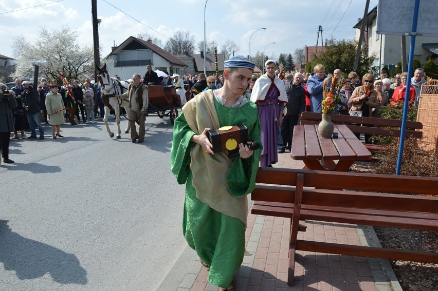 Niedziela Palmowa w Rudniku nad Sanem. Przez osła nie było wjazdu do Jerozolimy