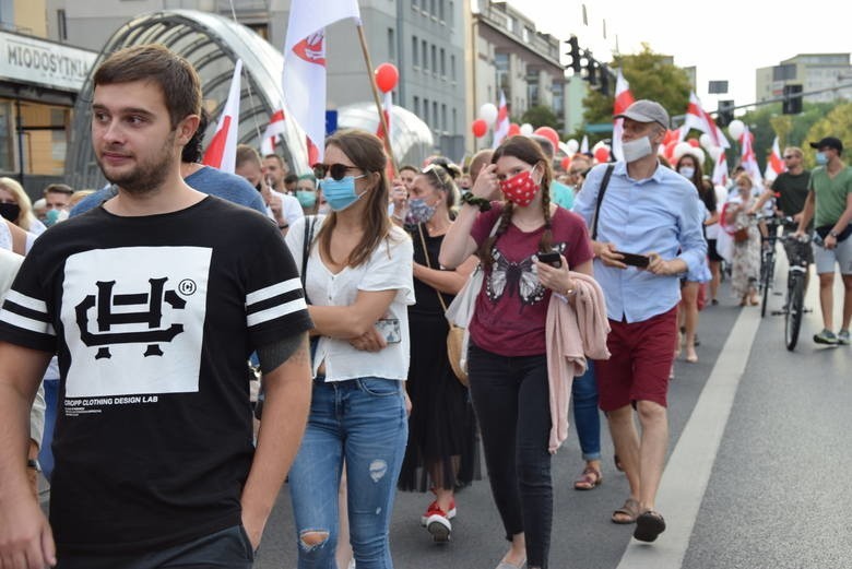 Koncert "Sercem z Białorusią" przed Teatrem Dramatycznym w Białymstoku. Na scenie Organek i legendarny Lavon Volski (ZDJĘCIA)