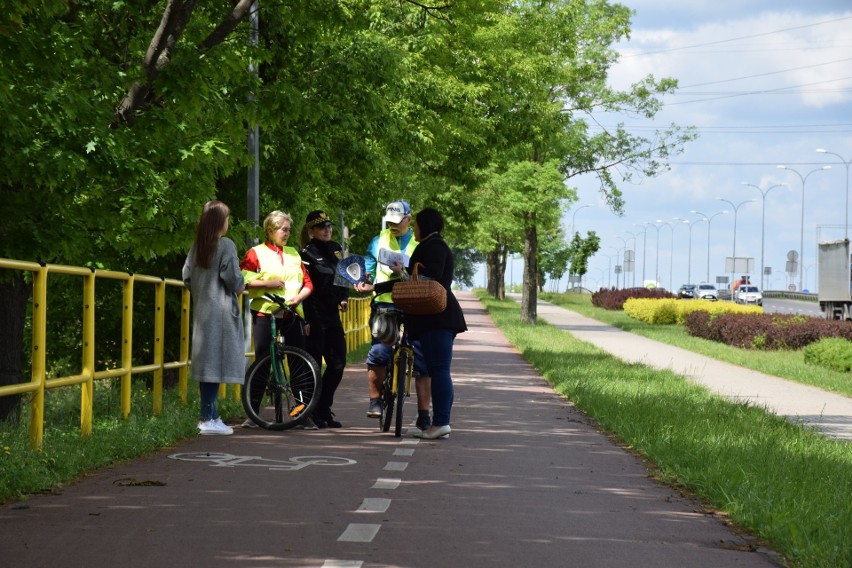 Straż Miejska w Białymstoku rozdawała odblaski rowerzystom