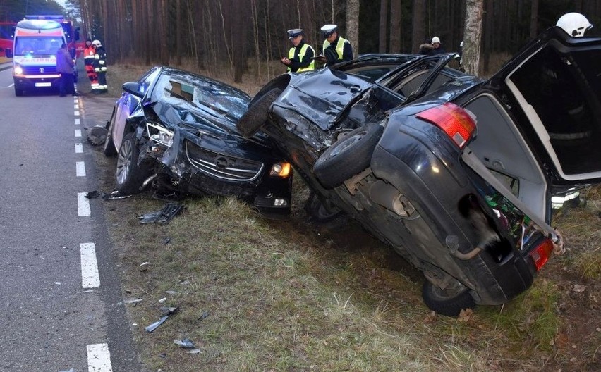 Opel zderzył się z volkswagenem. Dwie osoby trafiły do szpitala