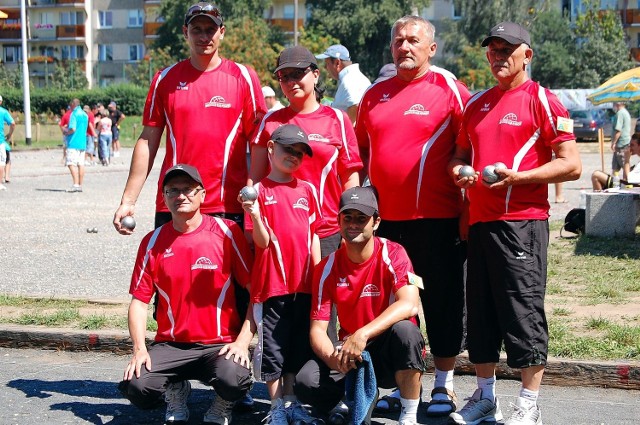 Zespół Białostockiego Klubu Petanque. Stoją (od lewej): Paweł Baranowski, Urszula Klimaszewska, Andrzej Mosiewicz, Ryszard Mosiewicz. Rząd dolny: Mariusz Klimaszewski, Maurycy Klimaszewski, Miłosz Karbowski.