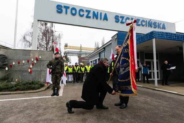 Wręczenie sztandaru ufundowanego przez Stocznię Szczecińską dla Stowarzyszenia Społecznego Grudzień’ 70 - Styczeń’ 71. W Grudniu’ 70 zginęło w Szczecinie 16 osób