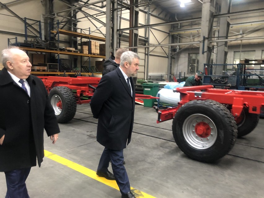 Narew. Jan Krzysztof Ardanowski wizytował Pronar. Minister rolnictwa odznaczył pracowników podlaskiej firmy i spotkał się z jej szefem 