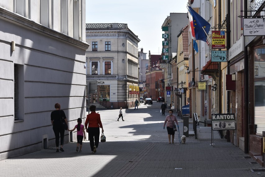 Rybniczanie w maseczkach! Na rynku w Rybniku każdy zasłania...