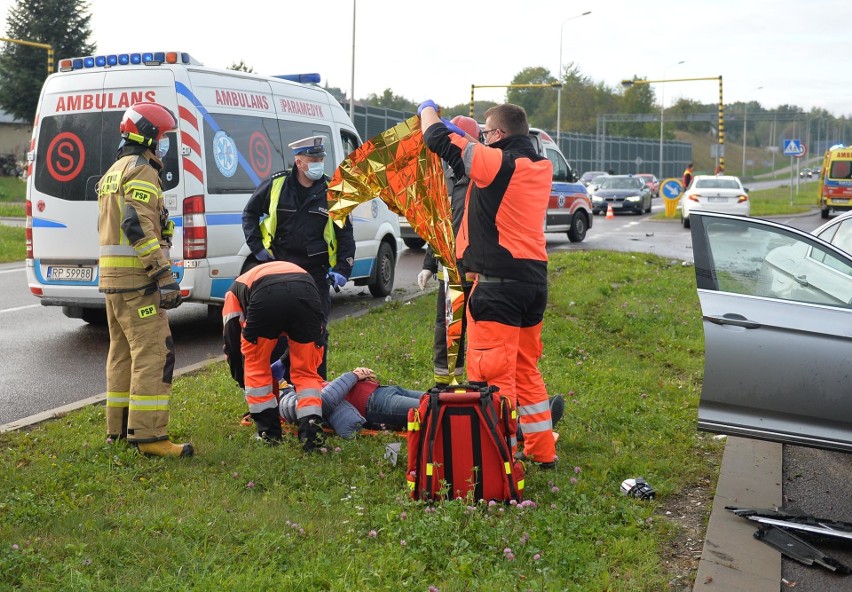 Wypadek na obwodnicy Przemyśla. W zderzeniu trzech samochodów zginęły dwie osoby, a trzy zostały ranne [ZDJĘCIA]