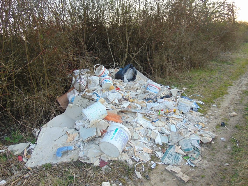 Dzikie wysypisko śmieci na szlaku św. Jakuba Via Regia w...