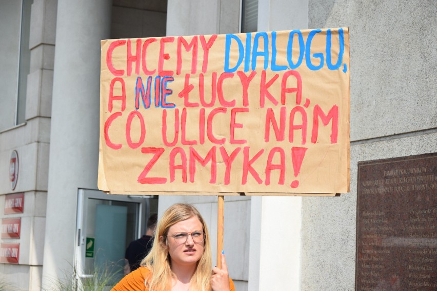 Protest przed Urzędem Miasta Gdyni zgromadził około 30 osób.