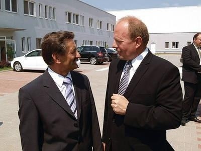 Wykonawca drogi Wiesław Frys (z lewej) w rozmowie ze Stanisławem Sorysem. Fot. Janusz Smoliński