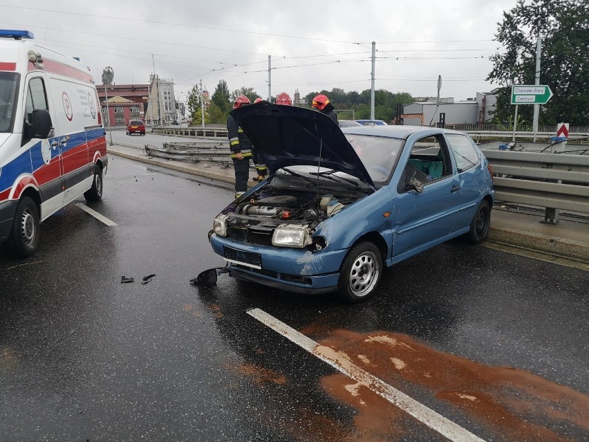 Wypadek w Chorzowie na estakadzie. Samochód uderzył w barierki, droga zablokowana