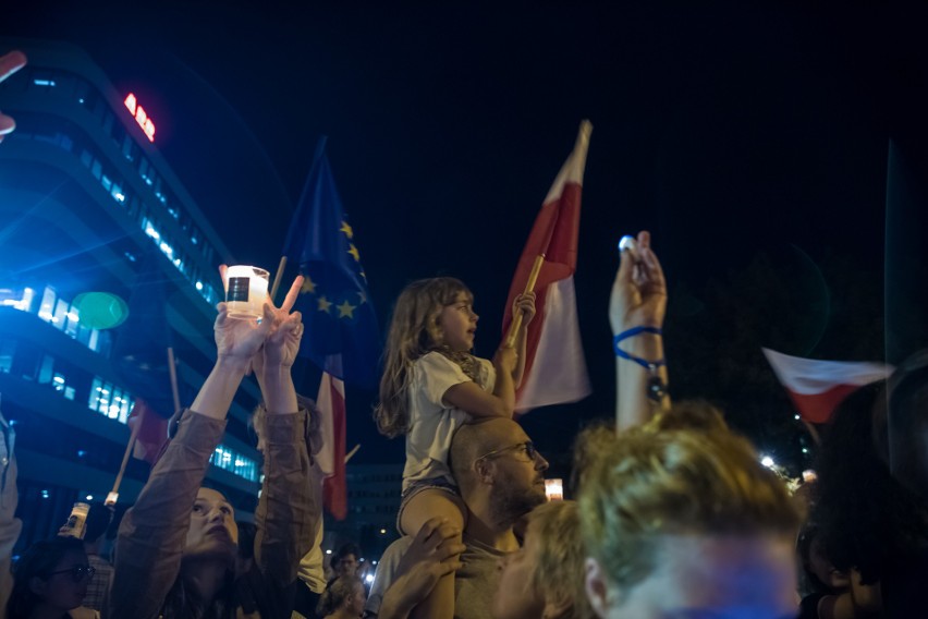 "Łańcuch Światła" w Krakowie. Protestujący wyszli na ulicę [ZDJĘCIA, WIDEO]