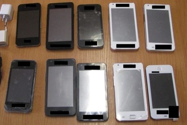 Policjanci znaleźli przy Rumunie 6 komórek i 4 iPhony.