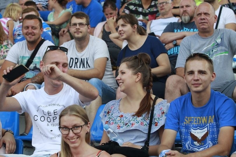 Kibice na nowym stadionie żużlowym, na którym znów nie...