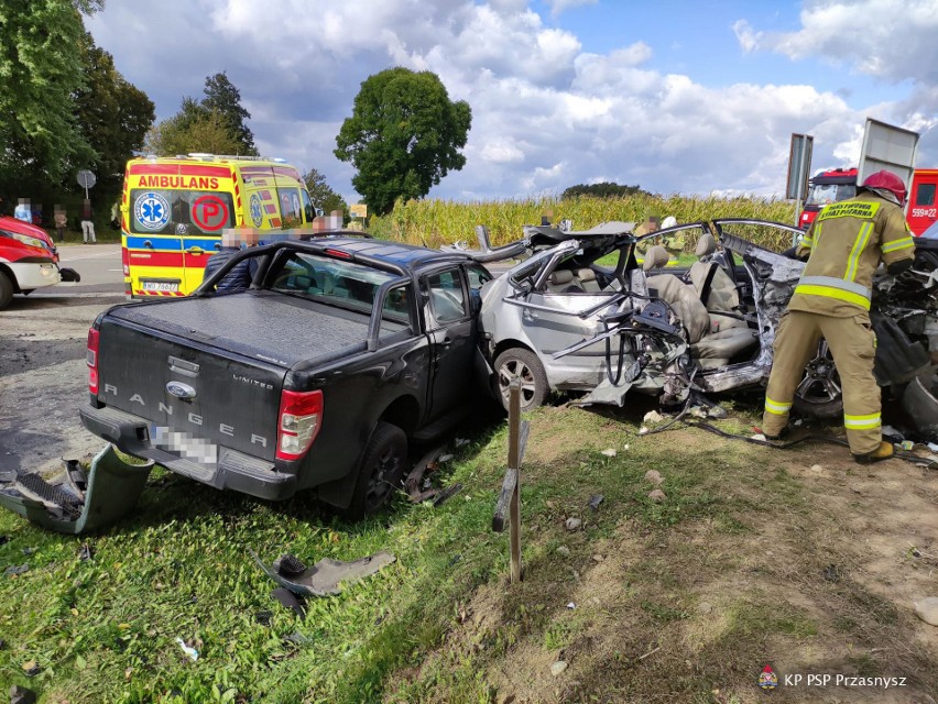Wypadek w Krzynowłodze Małej. Zderzyły się 3 samochody. Jeden z pasażerów poniósł śmierć na miejscu. 24.09.2021