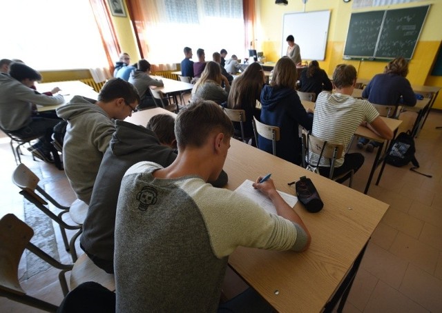Młodzież IX LO już pisze testy diagnostyczne, m.in. z: matematyki, chemii, języka angielskiego i języka polskiego...
