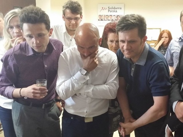 Świętokrzyski europoseł Jacek Włosowicz (w środku) oraz jego asystent Mariusz Gosek (w białej koszuli) ze smutkiem przyjęli wiadomość o wynikach swojego ugrupowania. 