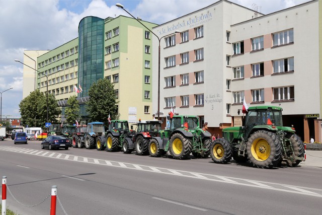 Rolnicy, którzy od minionego czwartku koczowali pod budynkiem urzędu marszałkowskiego, opuścili Białystok