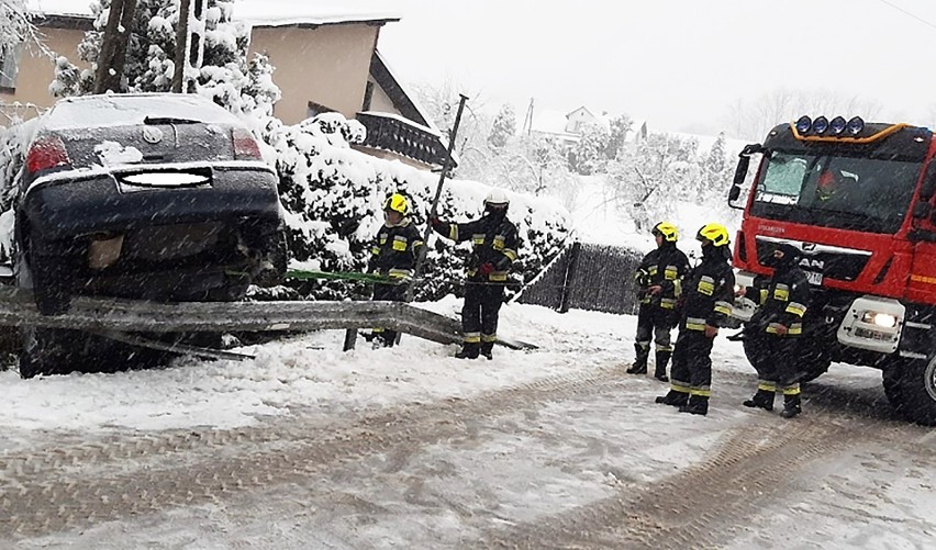 W podlimanowskiej wsi auto zawisło na barierach ochronnych drogi