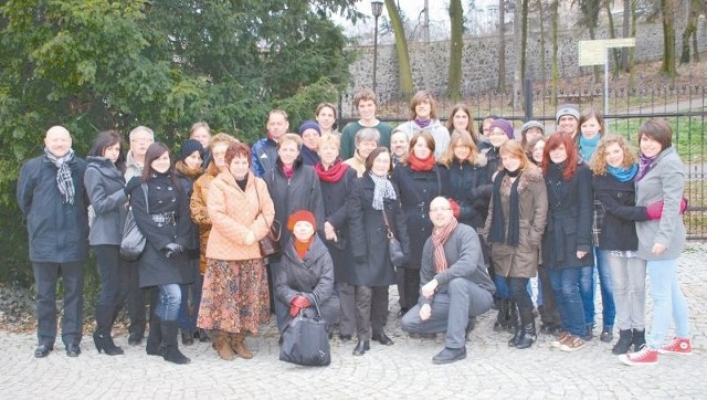 Uczestnicy sympozjum i wykładowcy zapozowali do wspólnego zdjęcia przed domem pielgrzyma.