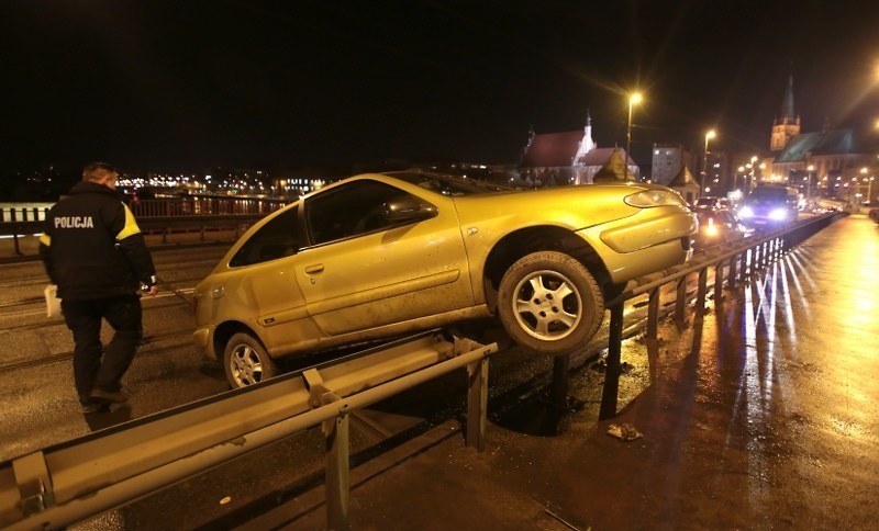 Most Długi: Wpadł w poślizg i wylądował na barierkach [zdjęcia]