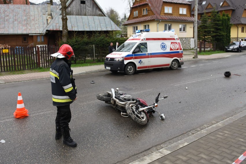 Wypadek w Zakopanem. Motocyklista uderzył w drzewo, zmarł w szpitalu