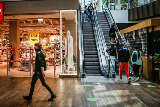 Wielkie centra handlowe odwiedza coraz mniej klientów. Pandemia zmieniła ich nawyki zakupowe