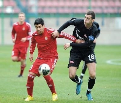 Marek Wasiluk (z prawej) ostatni mecz w rundzie jesiennej rozegrał w Młodej Ekstraklasie, przeciwko Wiśle Fot. Michał Klag
