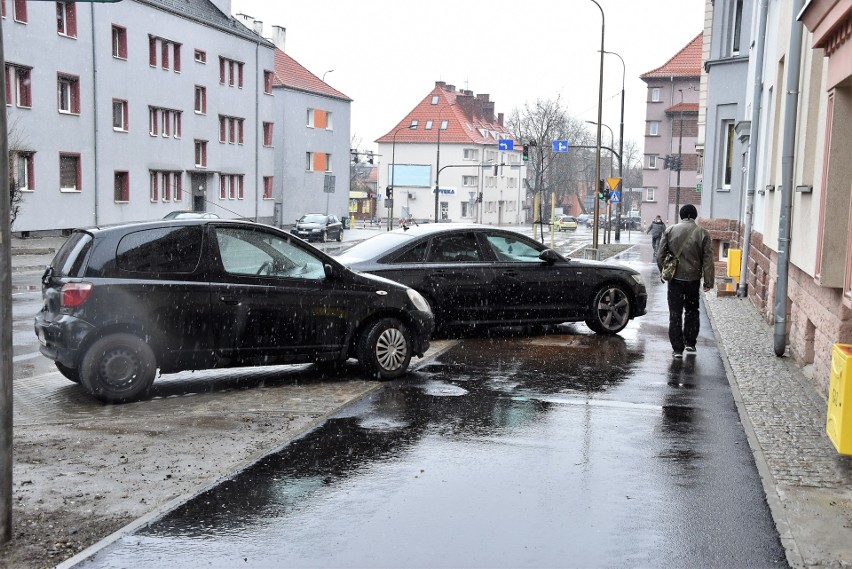 Ledwie ukończono nową trasę pieszo-rowerową przy ul. 1 Maja...