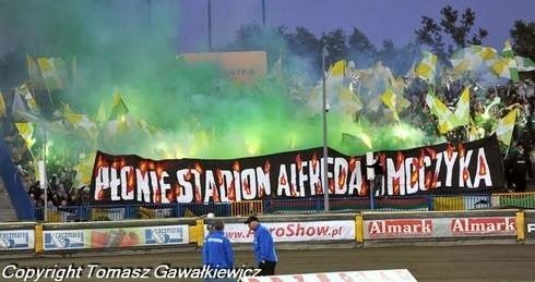 Oprawa kibiców Falubazu podczas meczu z Fogo Unią Leszno na stadionie im. Alfreda Smoczyka