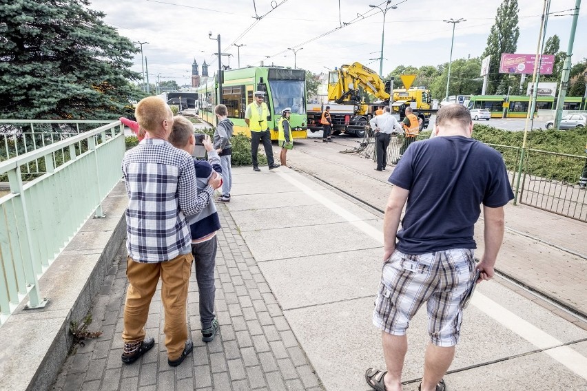 Do wykolejenia tramwaju linii nr 7 doszło na rondzie Śródka,...