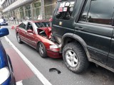 Wypadek w centrum Wrocławia. Wjechał pod terenówkę, duże korki (ZDJĘCIA)