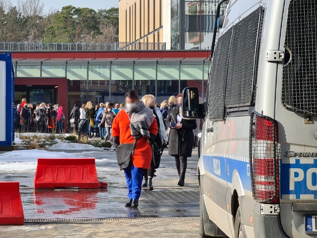 W takich warunkach odbywają się szczepienie nauczycieli w szpitalu na Bielanach w Toruniu.