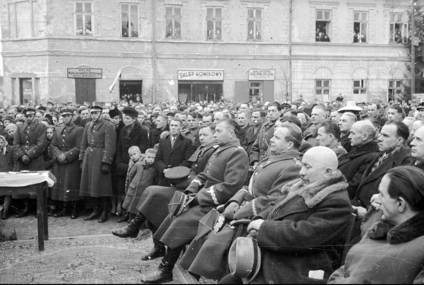 Sieradz, rok 1946. Wręczenie sztandaru Oficerskiej Szkole Łączności i promocja