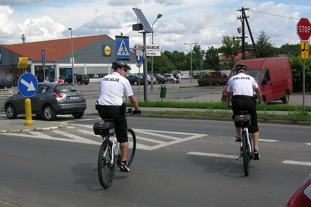 Międzyrzecz i okolice patrolują m.in. policjanci na rowerach. Mogą nimi dotrzeć w takie miejsca, gdzie nie można dojechać samochodem. 