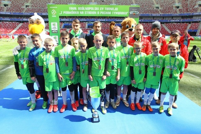 Drużyna Juventy Starachowice na Stadionie Narodowym. Zajęła w turnieju czwarte miejsce.