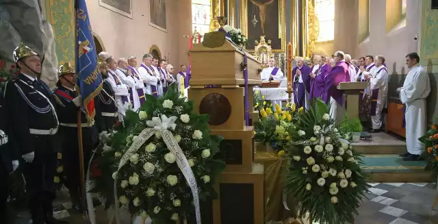 Pogrzeb księdza Czesława Krzyszkowskiego w Lisowie. Tłumy żegnały byłego proboszcza. Mszy pogrzebowej przewodniczył biskup Jan Piotrowski.