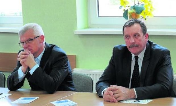 Tomasz Borowski (z lewej) chce, aby gmina Miastko ujawniła wszystkie umowy cywilno-prawne wzorem wielu innych samorządów. Burmistrz Roman Ramion poprosił o opinię prawną.