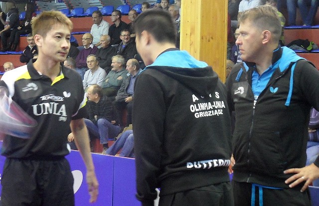 Kaii Konishi (Yoshida), lider Olimpii-Unii (pierwszy z lewej), słucha rad  Wanga Yanga i trenera Piotra Szafranka