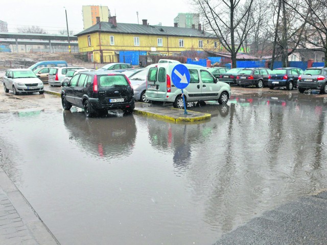 Ogromne rozlewisko tworzy się po każdym większym deszczu na parkingu tuż obok dworca PKS w Radomiu. 