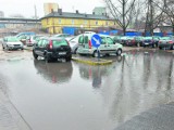 Wielka kałuża na parkingu tuż koło dworca PKS w Radomiu