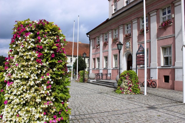 Rynek tonie w kwiatach.