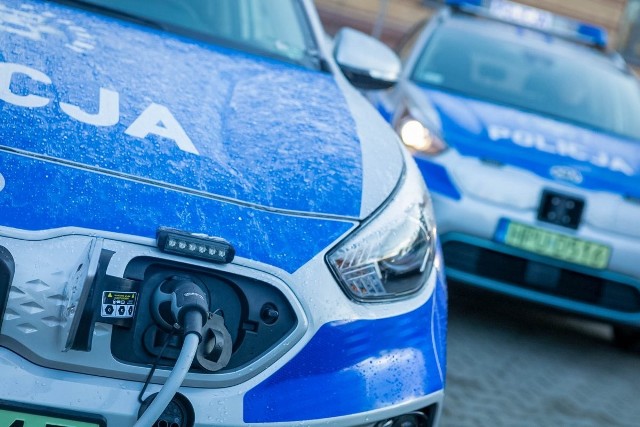 Komenda Miejska Policji w Poznaniu ma 4 w pełni elektryczne radiowozy. Nowe samochody Kia e-Niro będą wykorzystywane przez policjantów dwóch wydziałów. Czytaj dalej -->