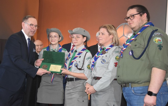 W kategorii społecznicy i organizacje pozarządowe wójt Dariusz Fundator wręczył medal m. in.  drużynie harcerskiej „Białe Czaple”, która działa przy SP w Białych Błotach