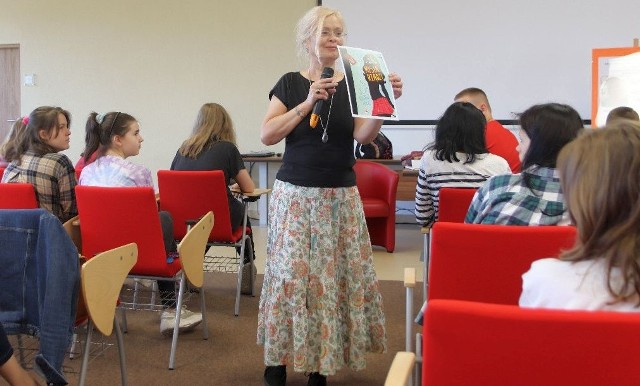 Beata Ostrowicka, autorkę książek dla dzieci i młodzieży, na spotkaniu z czytelnikami w Stalowej Woli