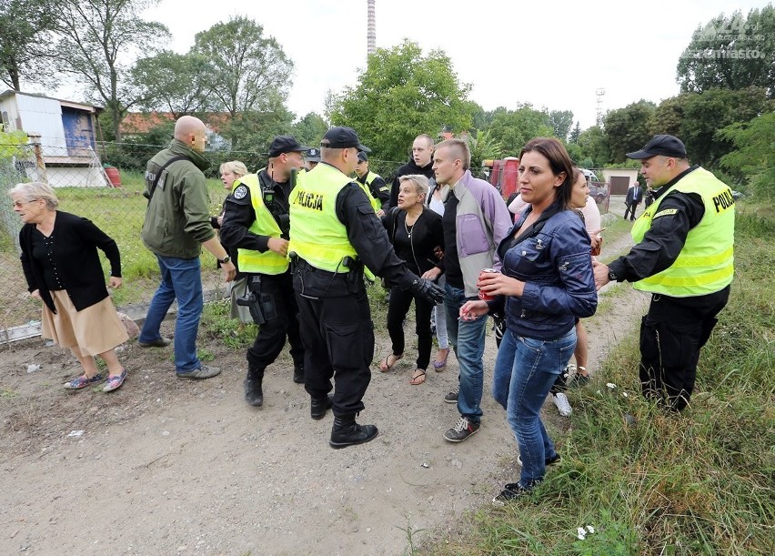 Szczecin: Śmiertelnie postrzelony 22-latek. Wizja lokalna wśród dymu petard i krzyków 